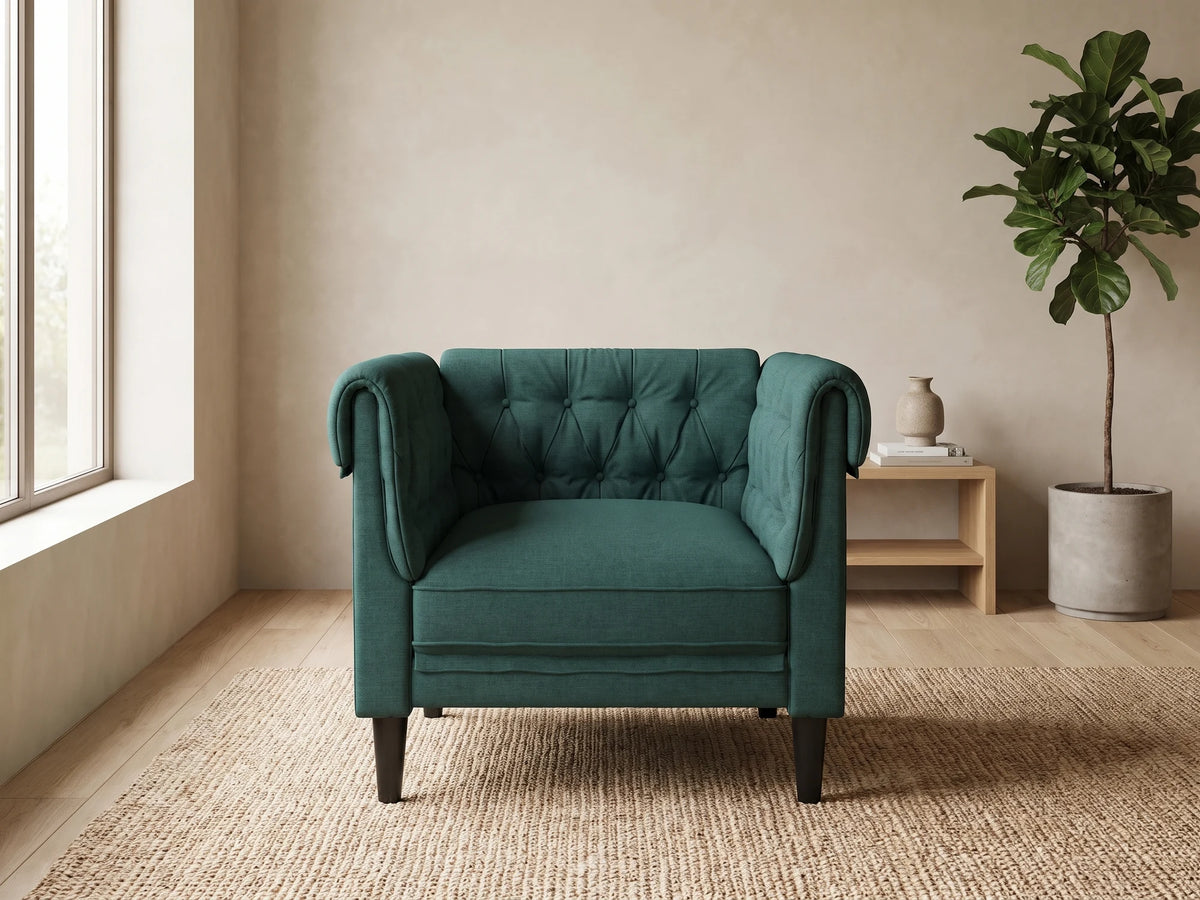Fauteuil Chesterfield 1 place en tissu vert foncé NORFOLK dans un salon japandi moderne aux tons beige et bois clair