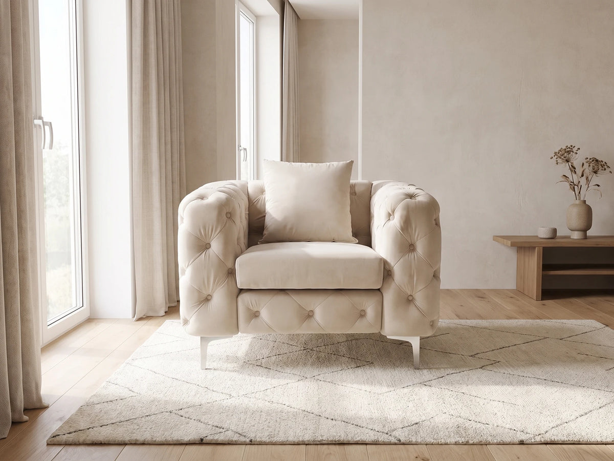 Fauteuil Chesterfield 1 place en velours beige EDWINA dans un salon japandi moderne aux tons beige et bois clair