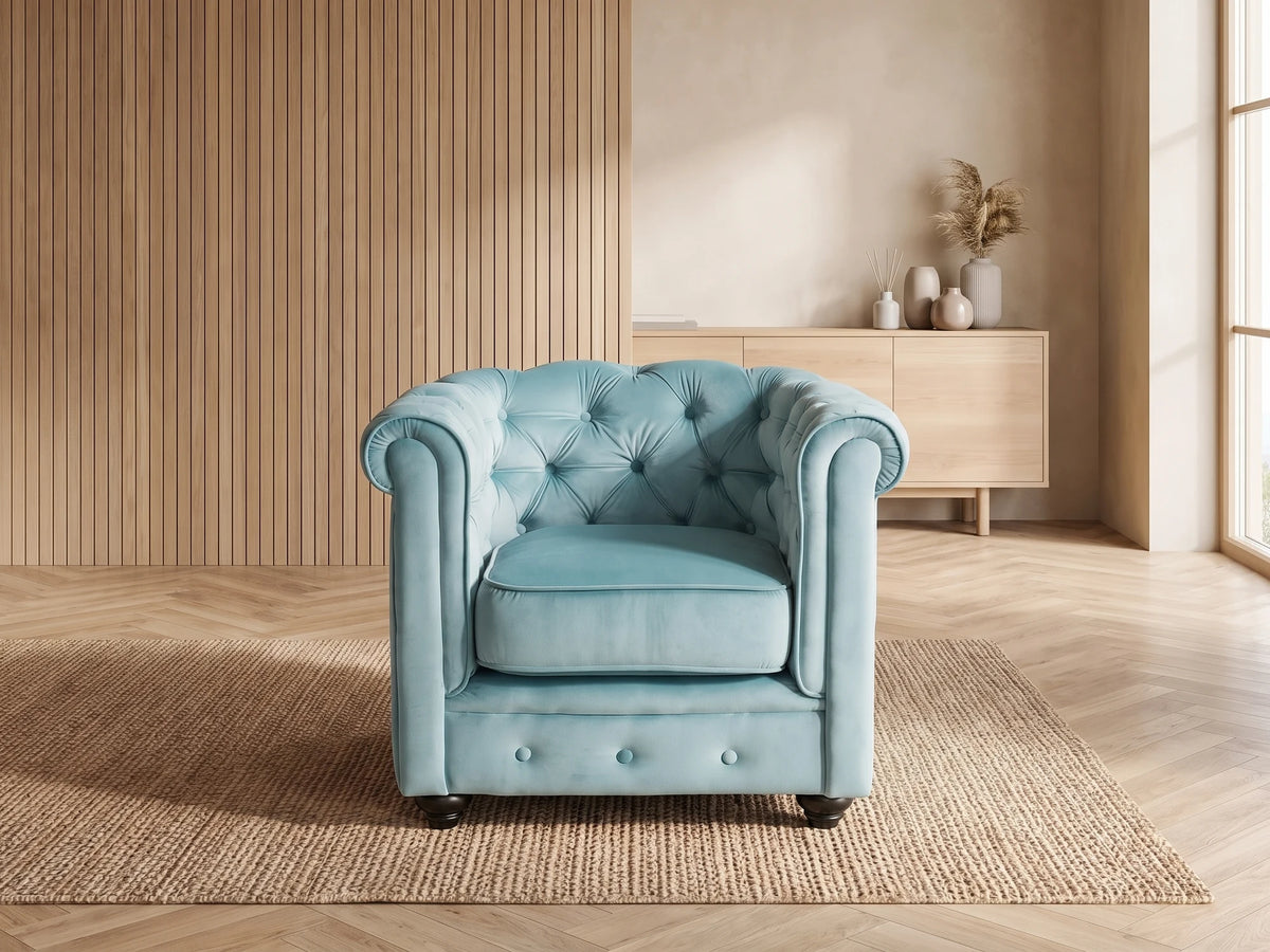 Fauteuil Chesterfield 1 place en velours bleu ciel AVALON dans un salon japandi moderne aux tons beige et bois clair