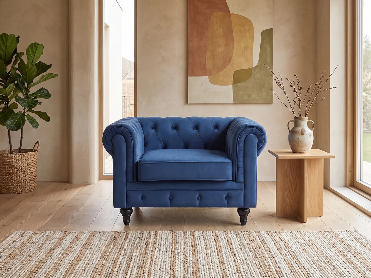 Fauteuil Chesterfield 1 place en velours bleu cobalt ORWELL dans un salon japandi moderne aux tons beige et bois clair