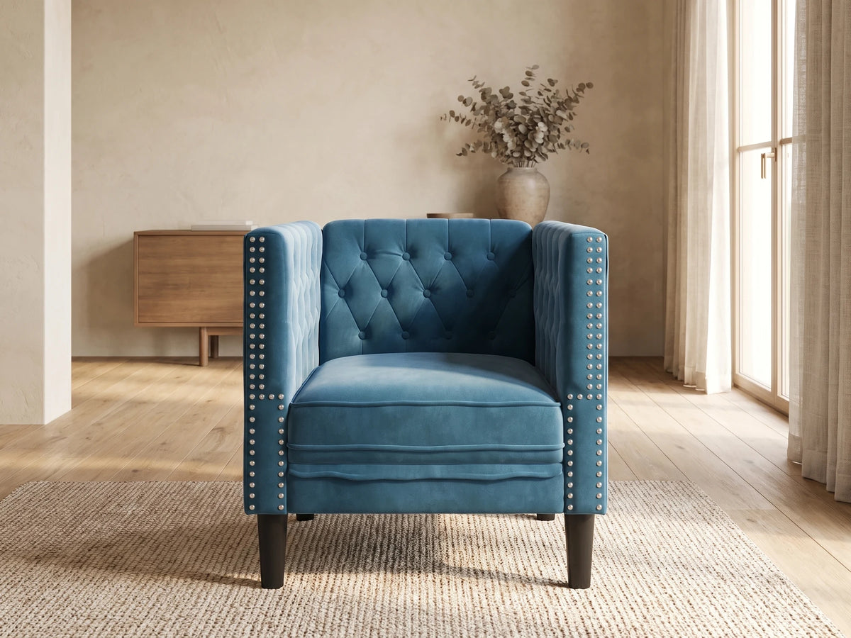 Fauteuil Chesterfield 1 place en velours bleu DENTON dans un salon japandi moderne aux tons beige et bois clair