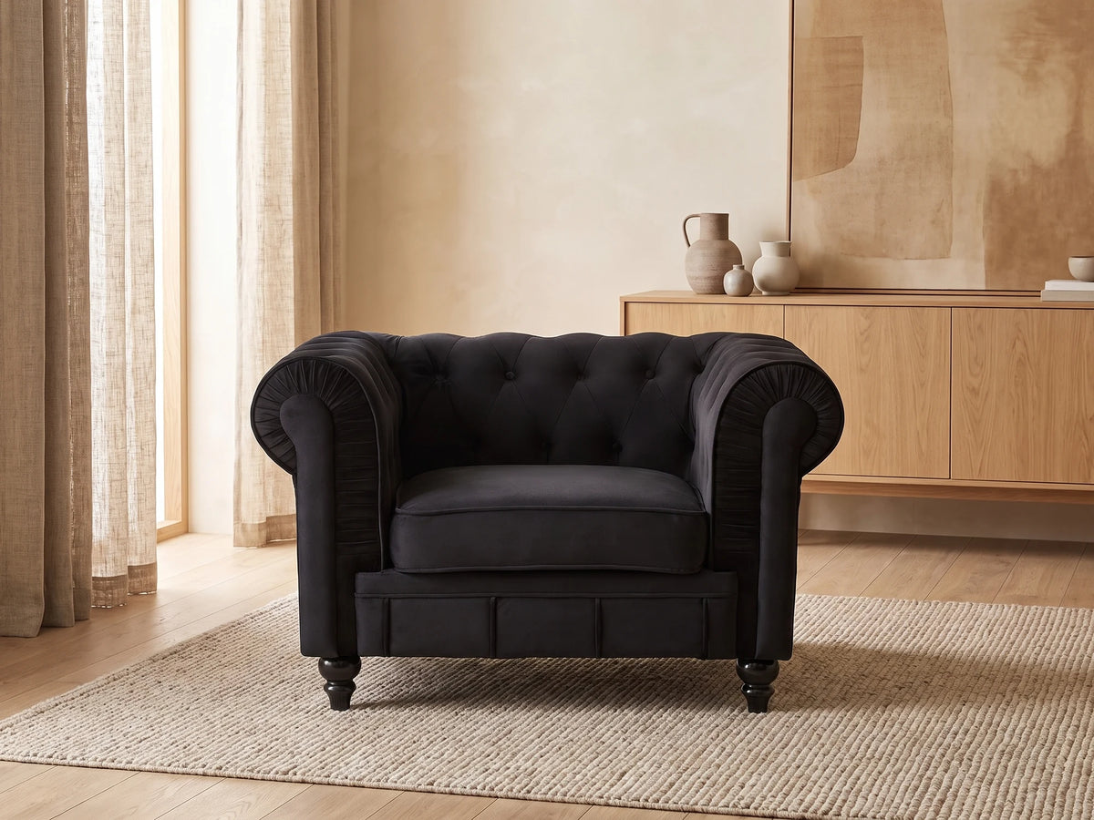 Fauteuil Chesterfield 1 place en velours noir ALTESSE dans un salon japandi moderne aux tons beige et bois clair