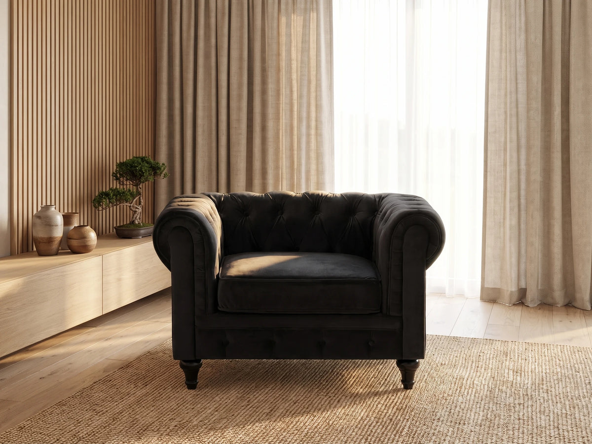 Fauteuil Chesterfield 1 place en velours noir HASTINGS dans un salon japandi moderne aux tons beige et bois clair