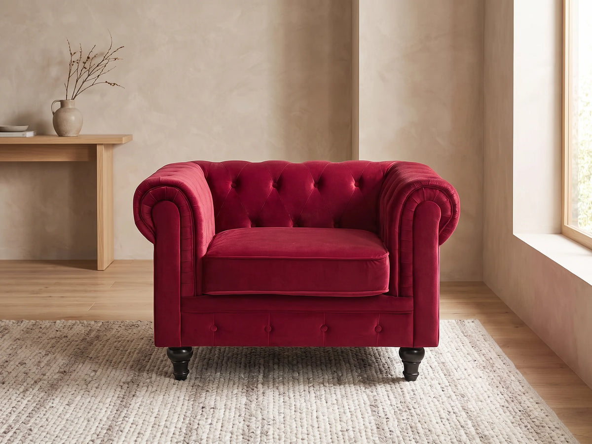 Fauteuil Chesterfield 1 place en velours rouge foncé OSWALD dans un salon japandi moderne aux tons beige et bois clair
