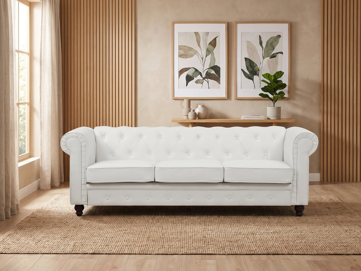 Grand canapé Chesterfield 3 places en simili cuir blanc WINDSOR dans un salon japandi moderne aux tons beige et bois clair
