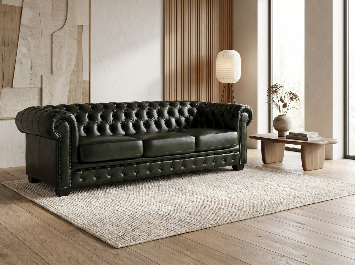 Détail du cuir de buffle pleine fleur du canapé chesterfield BRENTON vert
