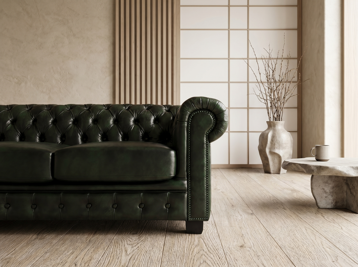 Piètement bois du canapé chesterfield BRENTON en cuir vert sapin