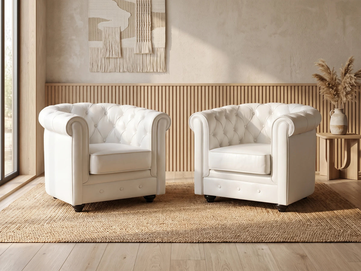 Lot de 2 fauteuils Chesterfield en cuir de buffle blanc BEAUMONT dans un salon japandi moderne aux tons beige et bois clair