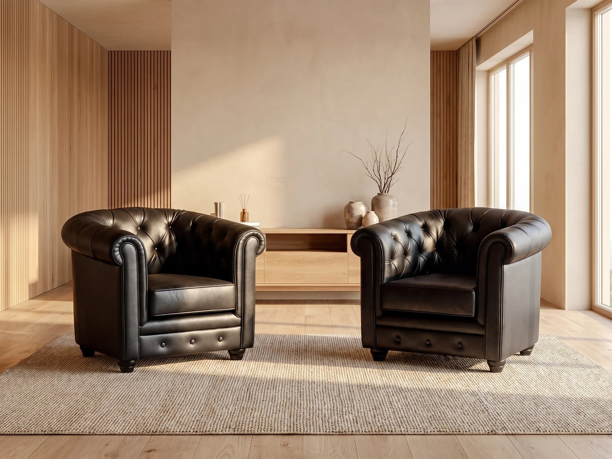 Lot de 2 fauteuils Chesterfield en simili cuir noir EVERTON dans un salon japandi moderne aux tons beige et bois clair