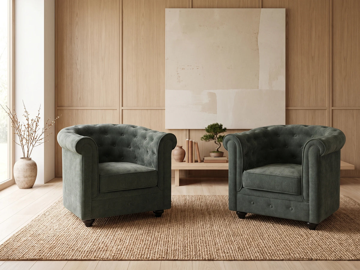 Lot de 2 fauteuils Chesterfield en tissu vert WALTON dans un salon japandi moderne aux tons beige et bois clair