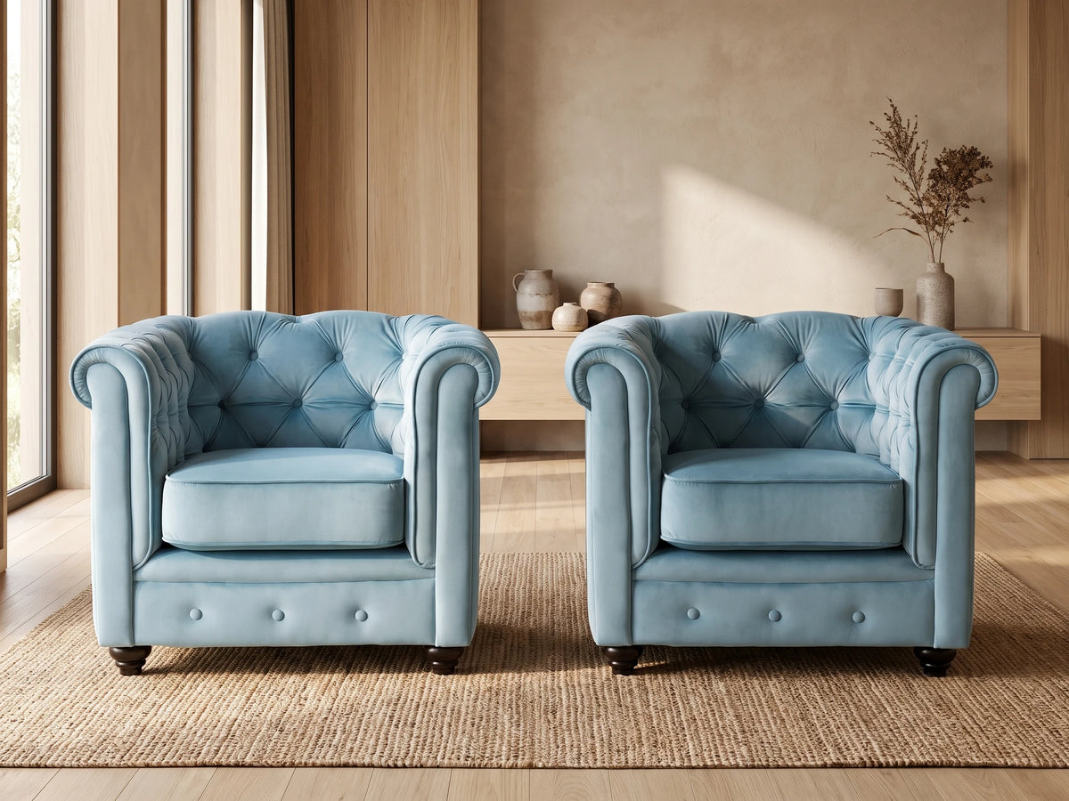 Lot de 2 fauteuils Chesterfield en velours bleu ciel LANGLEY dans un salon japandi moderne aux tons beige et bois clair