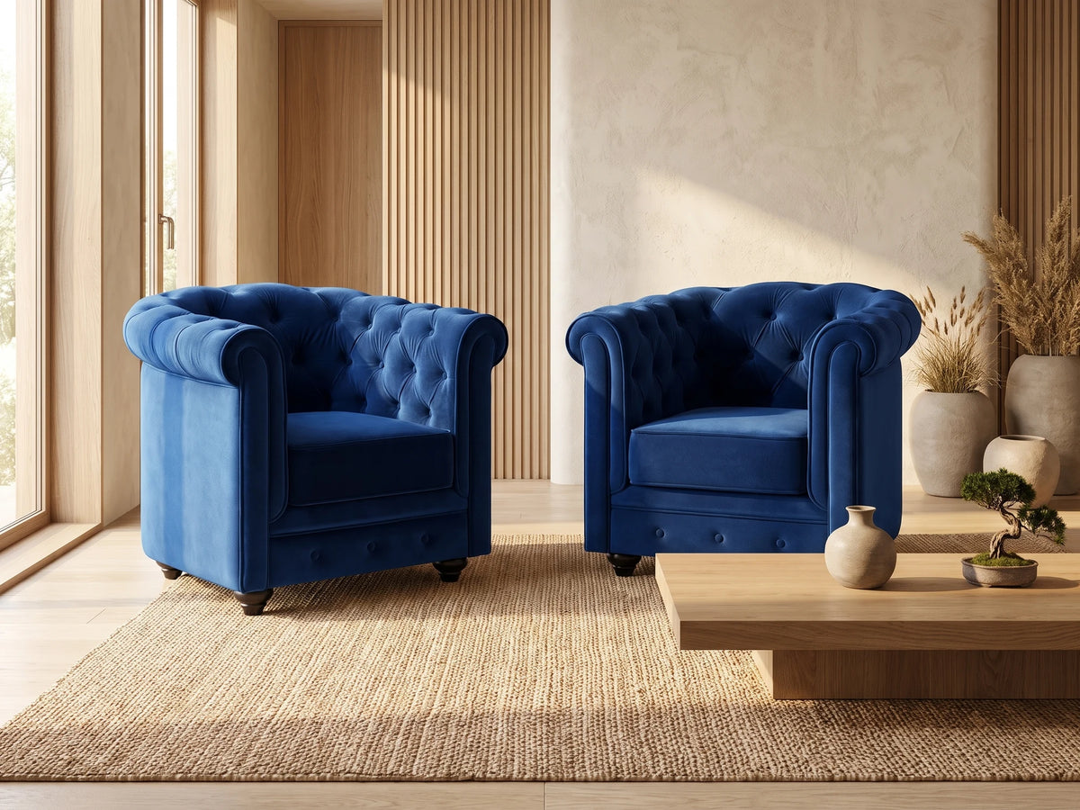 Lot de 2 fauteuils Chesterfield en velours bleu roi RADLEY dans un salon japandi moderne aux tons beige et bois clair