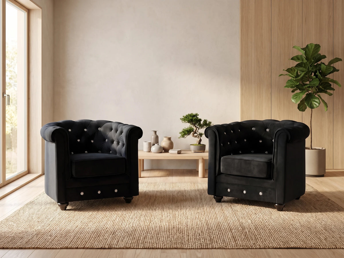 Lot de 2 fauteuils Chesterfield en velours noir CRYSTAL dans un salon japandi moderne aux tons beige et bois clair