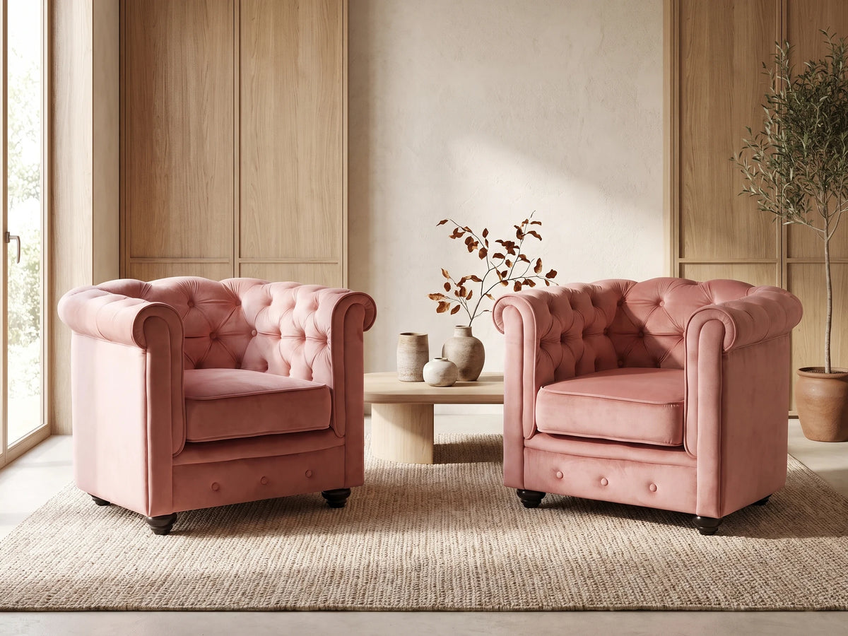 Lot de 2 fauteuils Chesterfield en velours rose poudré ROSEDALE dans un salon japandi moderne aux tons beige et bois clair