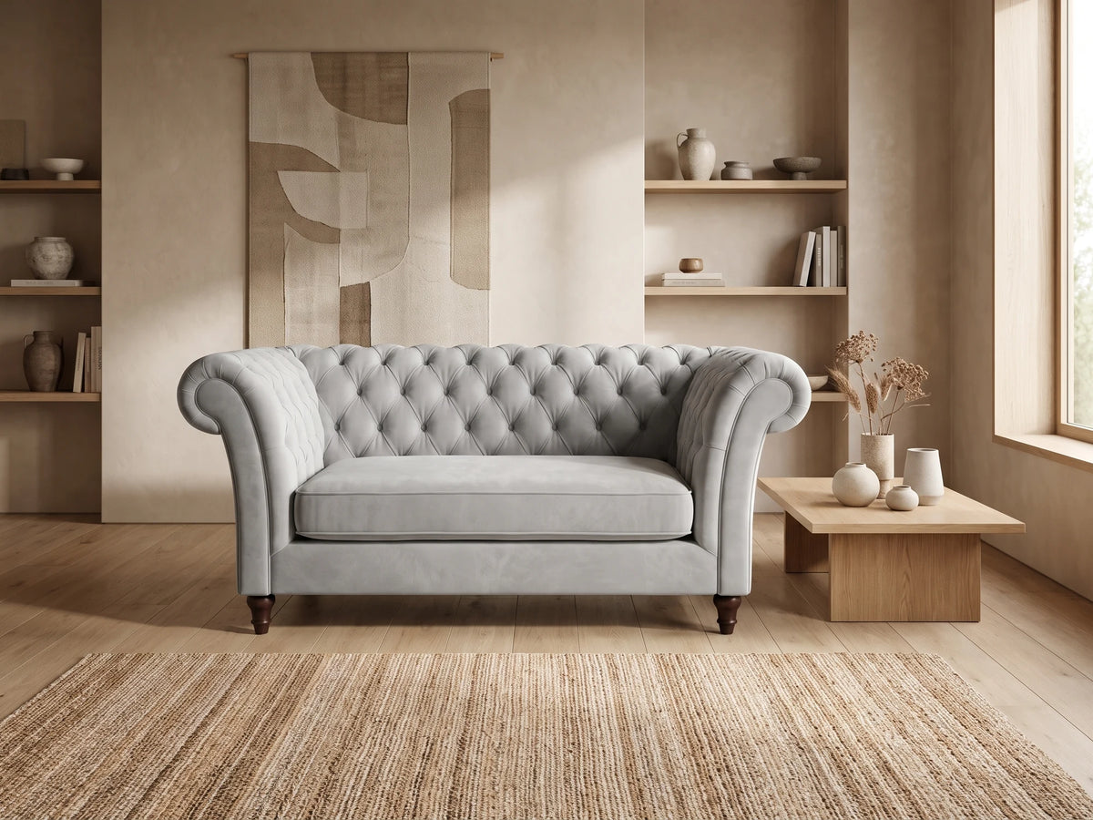 Méridienne Chesterfield en velours gris clair FELIX dans un salon japandi moderne aux tons beige et bois clair