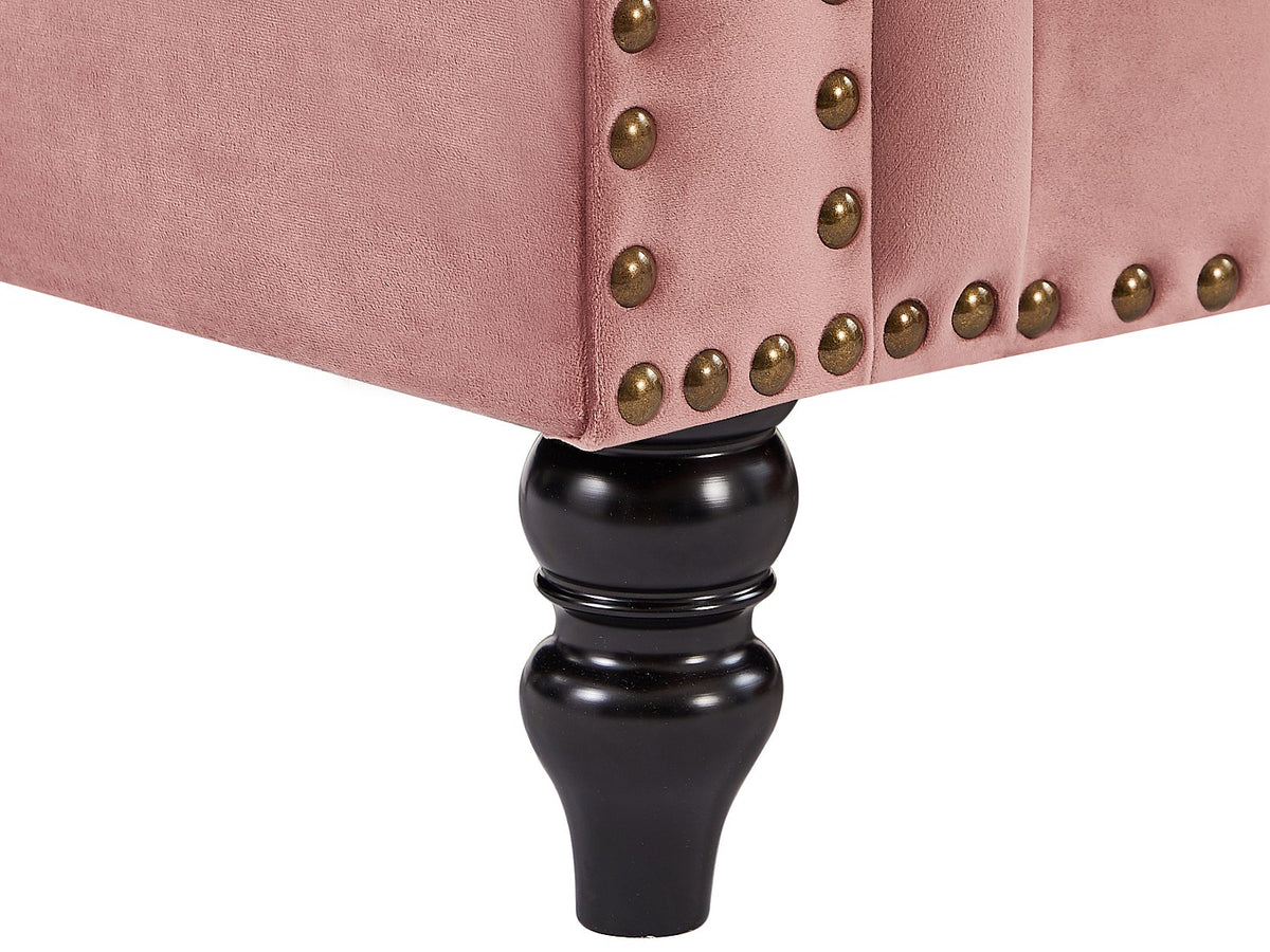 Détail du velours rose et des coussins du canapé chesterfield TURNER