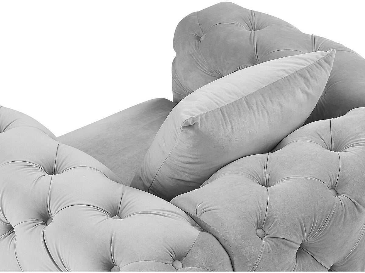 Détail du velours gris clair du fauteuil chesterfield EDWINA
