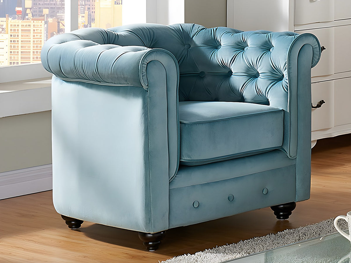 Vue d'ensemble du lot de 2 fauteuils chesterfield LANGLEY velours bleu ciel