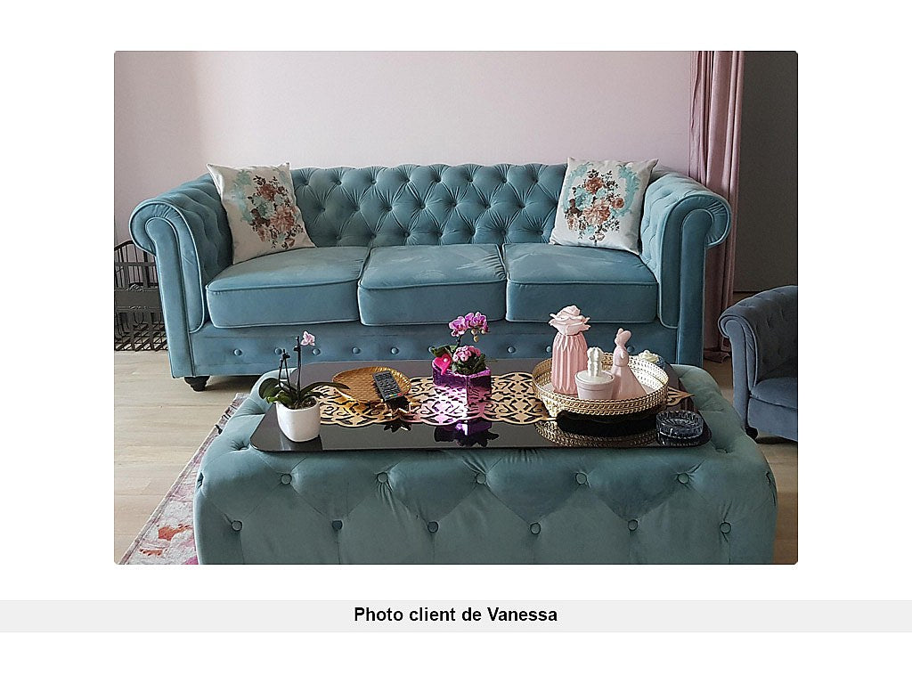 Vue d'ensemble du canapé chesterfield JUDSON 3 places velours bleu ciel
