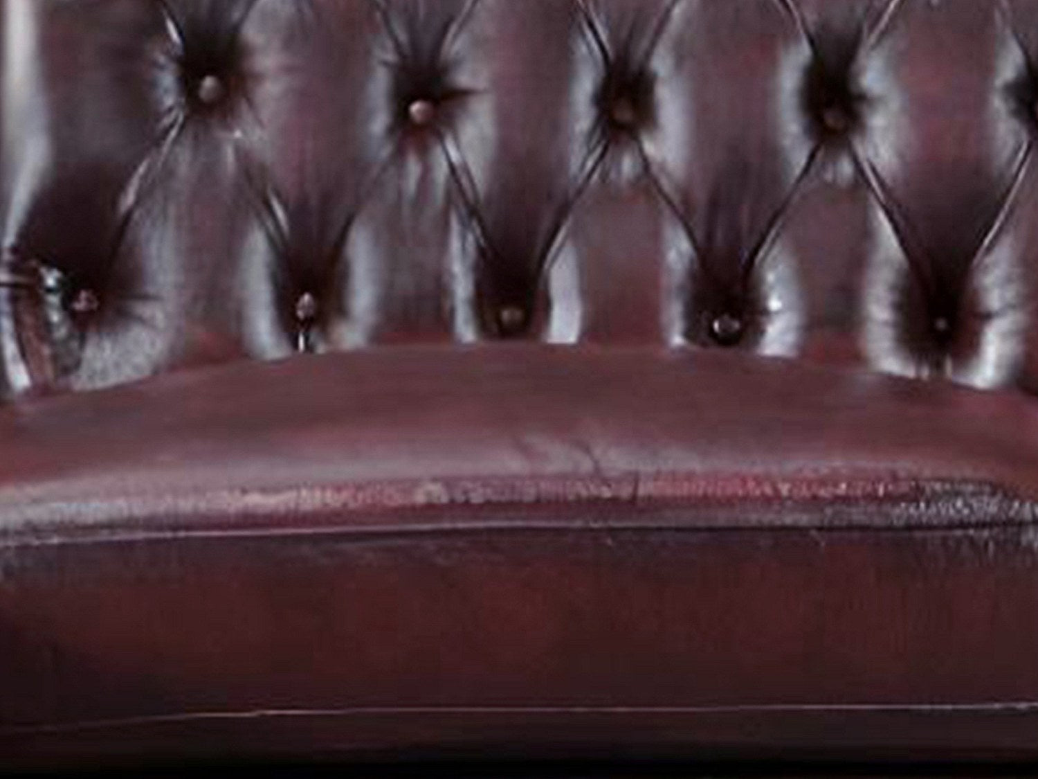 Dossier capitonné du canapé d'angle chesterfield BRENTON cuir bordeaux