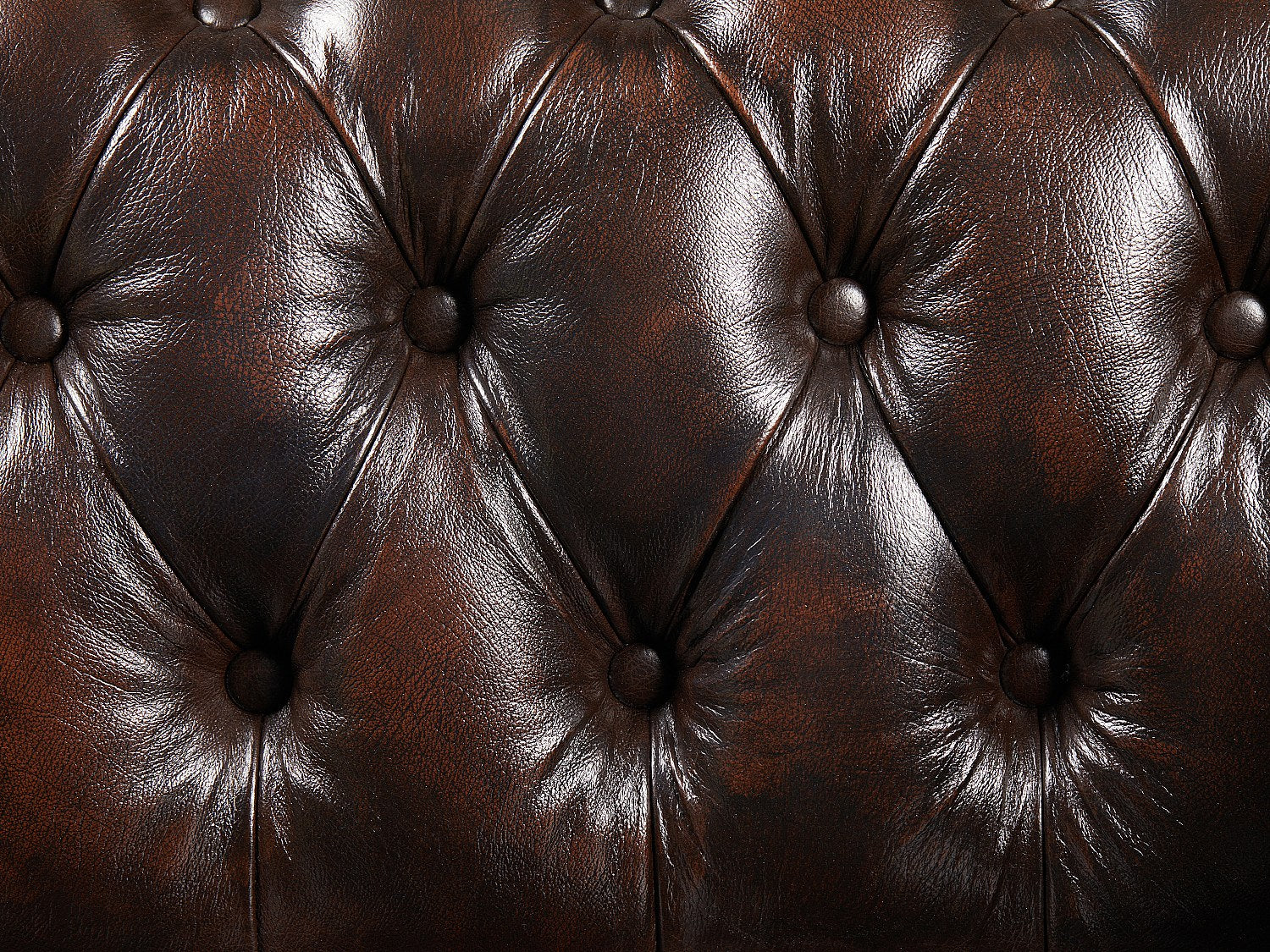 Accoudoirs cloutés du canapé chesterfield BRENTON en cuir de buffle