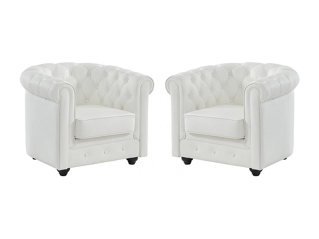 Vue d'ensemble des deux fauteuils chesterfield BEAUMONT en cuir blanc capitonné