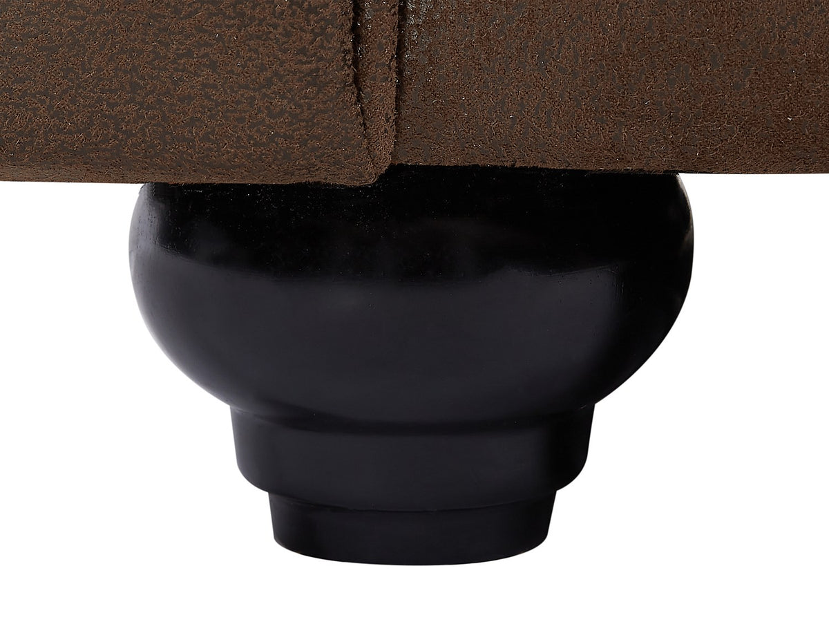 Détail de la microfibre vieillie du canapé chesterfield CARLTON