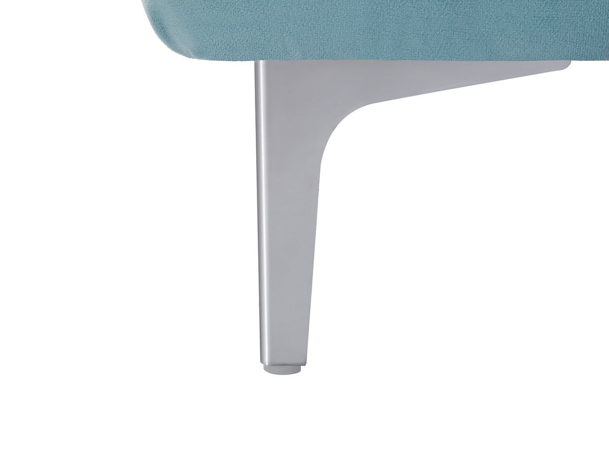 Détail du velours bleu ciel du canapé chesterfield EDWINA