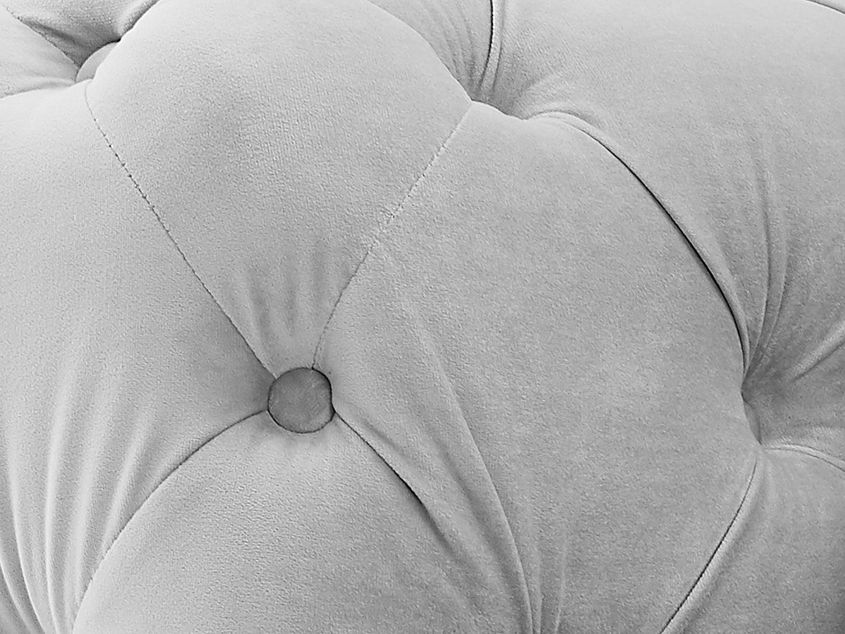 Vue d'ensemble du canapé chesterfield moderne EDWINA 2 places gris clair