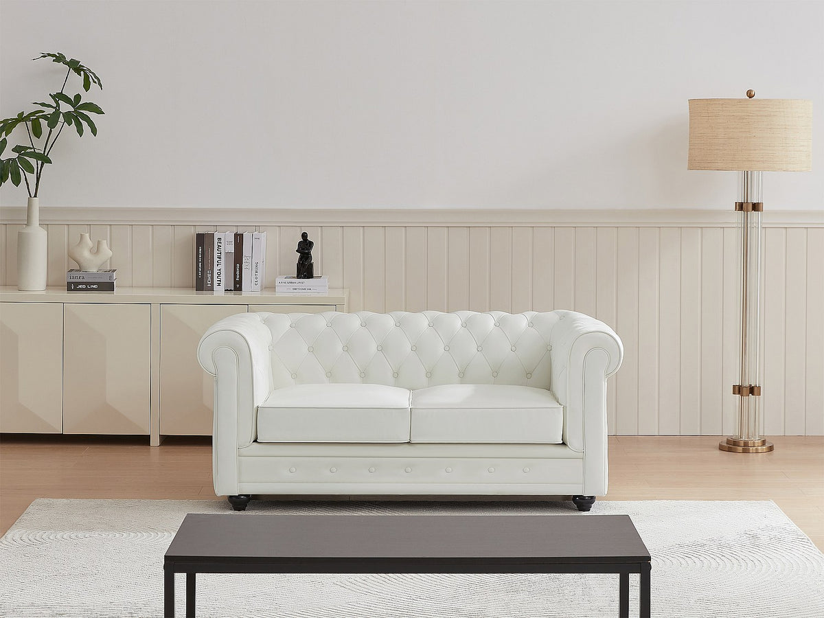 Vue d'ensemble du canapé chesterfield BEAUMONT 2 places cuir blanc