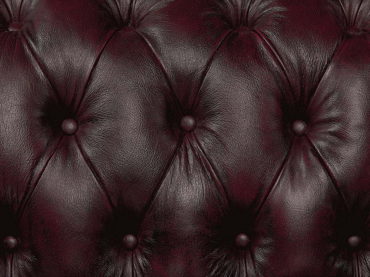 Accoudoirs cloutés du canapé d'angle chesterfield BRENTON en cuir chocolat