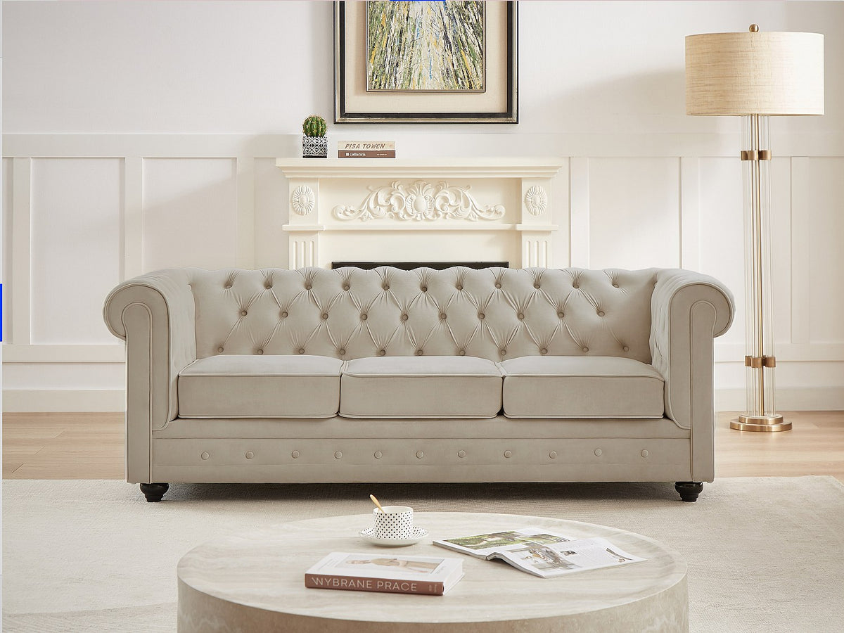 Vue d'ensemble du canapé chesterfield NEWPORT 3 places velours beige