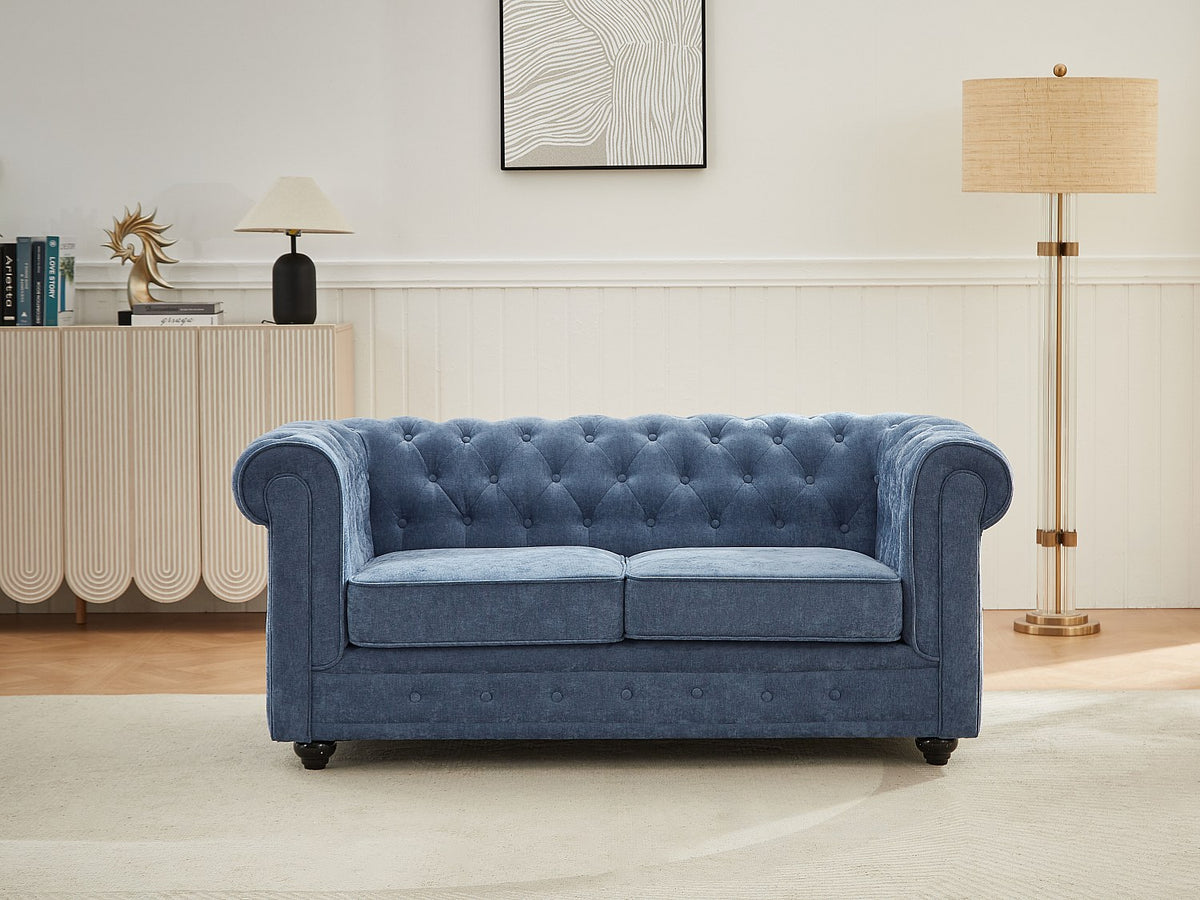 Vue d'ensemble du canapé chesterfield WALTON 2 places tissu bleu