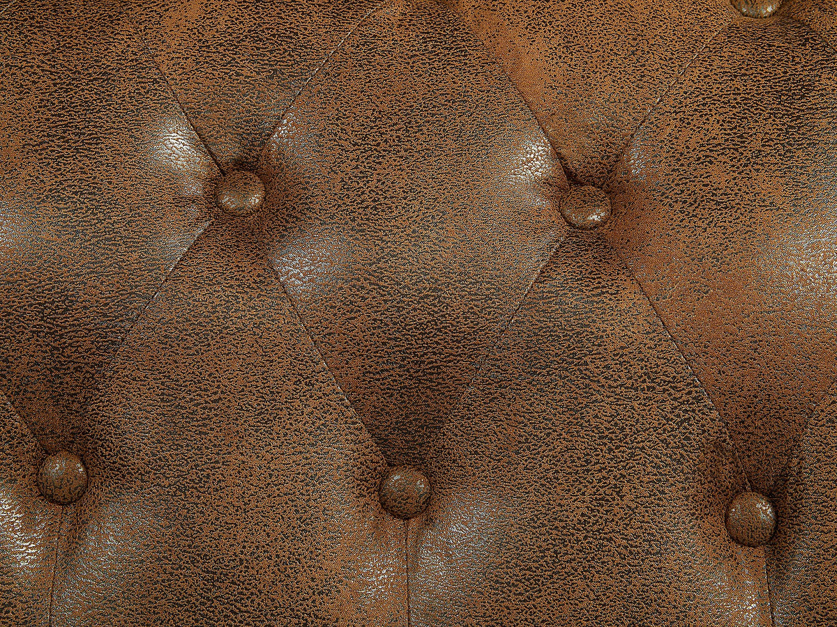 Fauteuil chesterfield CARLTON marron dans une ambiance industrielle