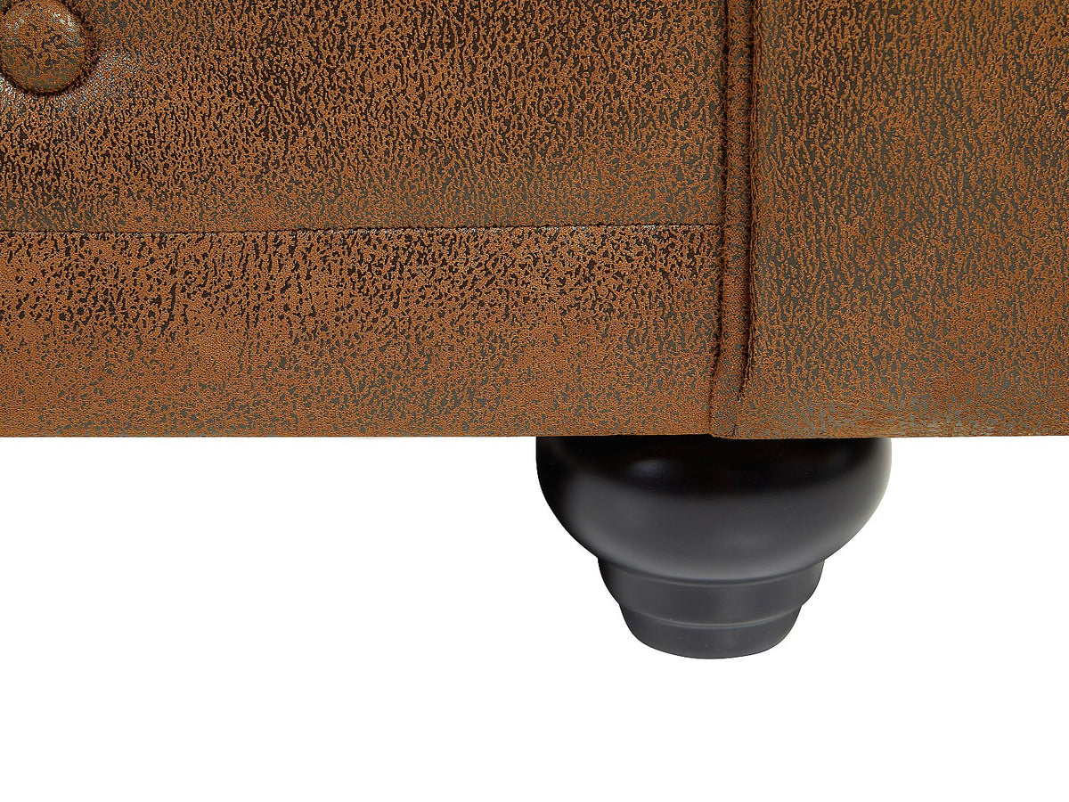 Capitons et coutures du canapé chesterfield CARLTON marron