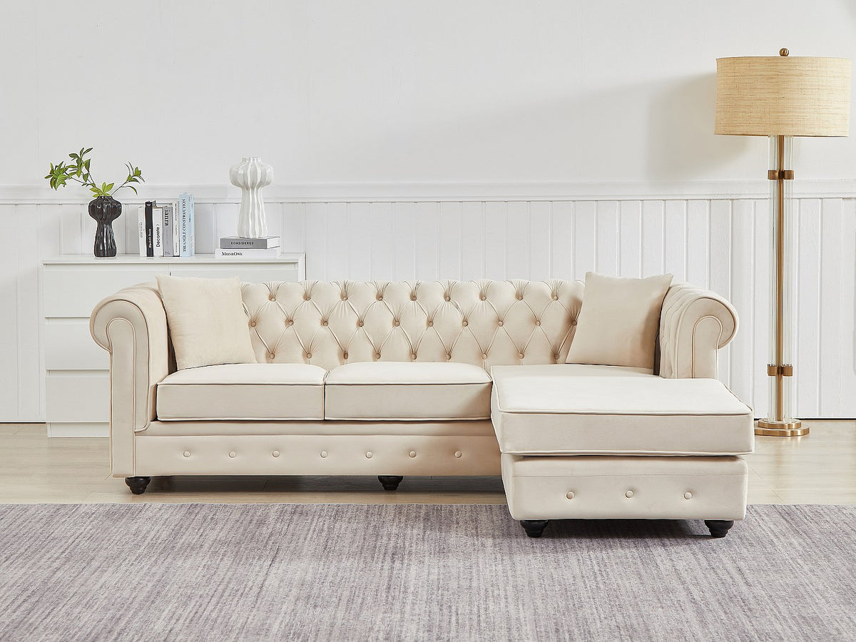 Vue d'ensemble du canapé d'angle chesterfield TOLEDO 4 places en velours beige