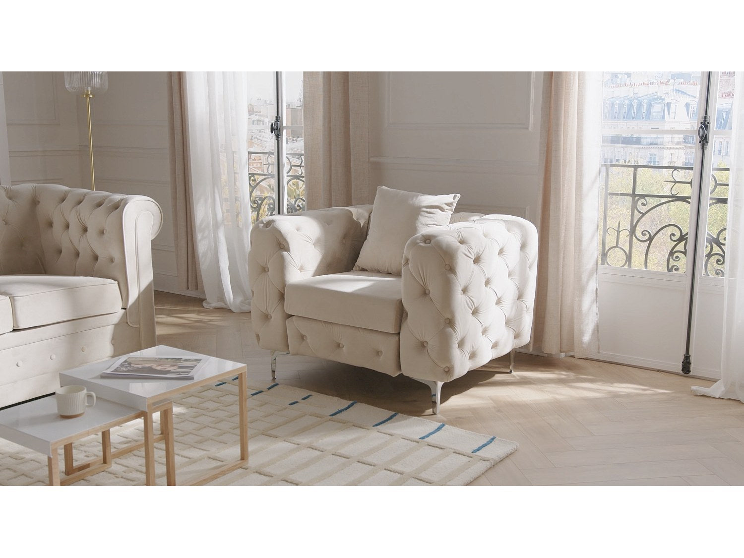 Capitonnage du fauteuil chesterfield EDWINA en velours gris anthracite