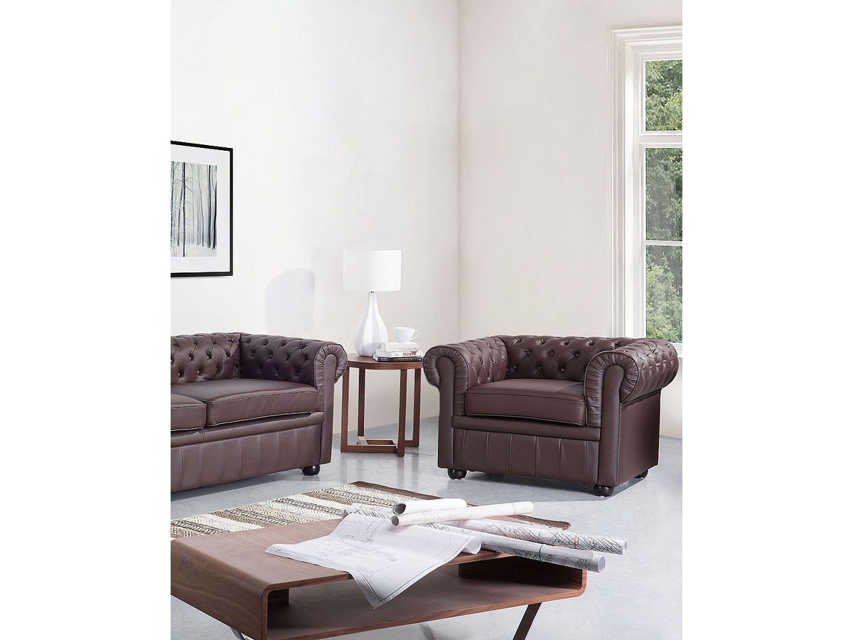 Capitonnage du fauteuil chesterfield TRENT en cuir marron chocolat
