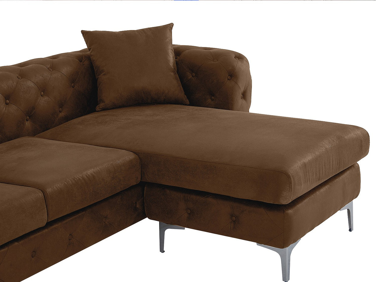 Détail de la microfibre aspect cuir vieilli du canapé chesterfield EDWINA