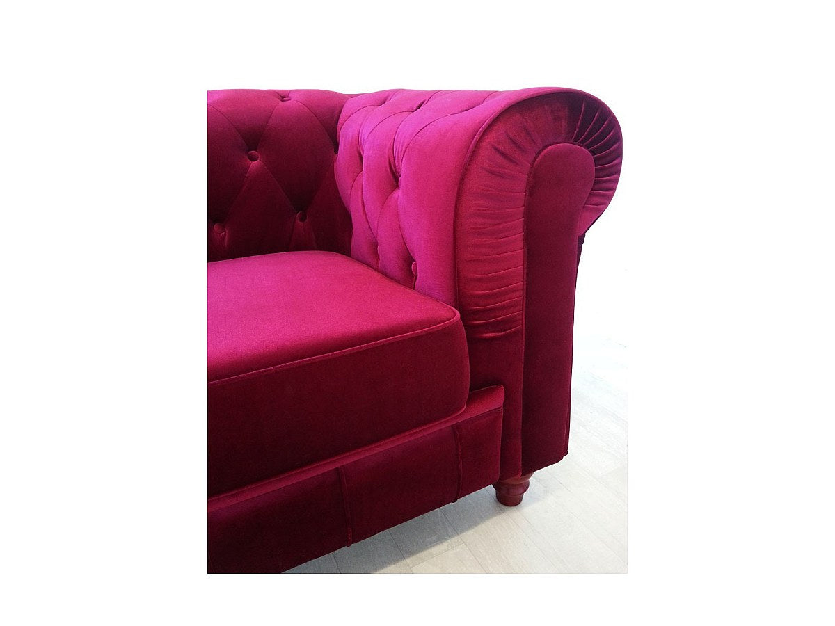 Détail du velours rouge du fauteuil chesterfield DUKE