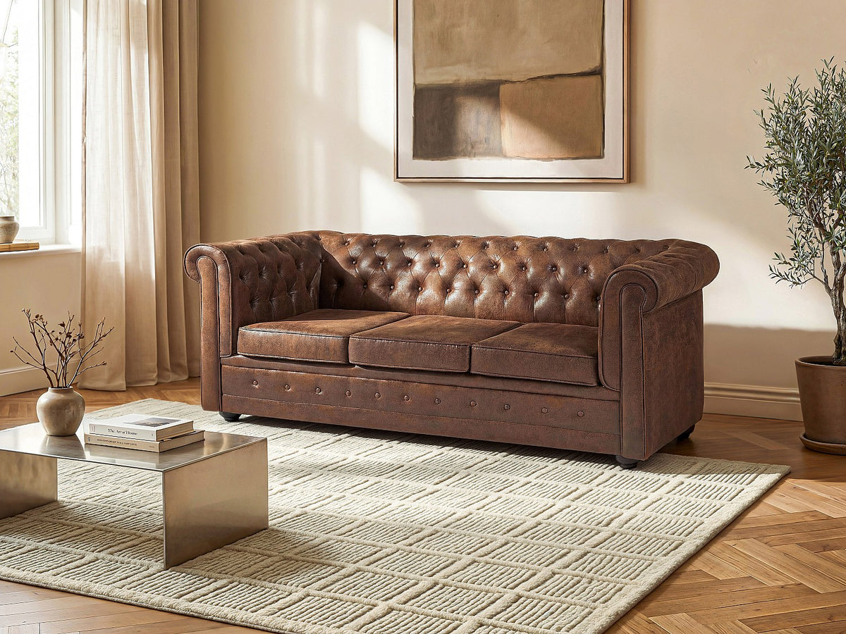 Capitonnage du canapé chesterfield convertible CARLTON microfibre marron