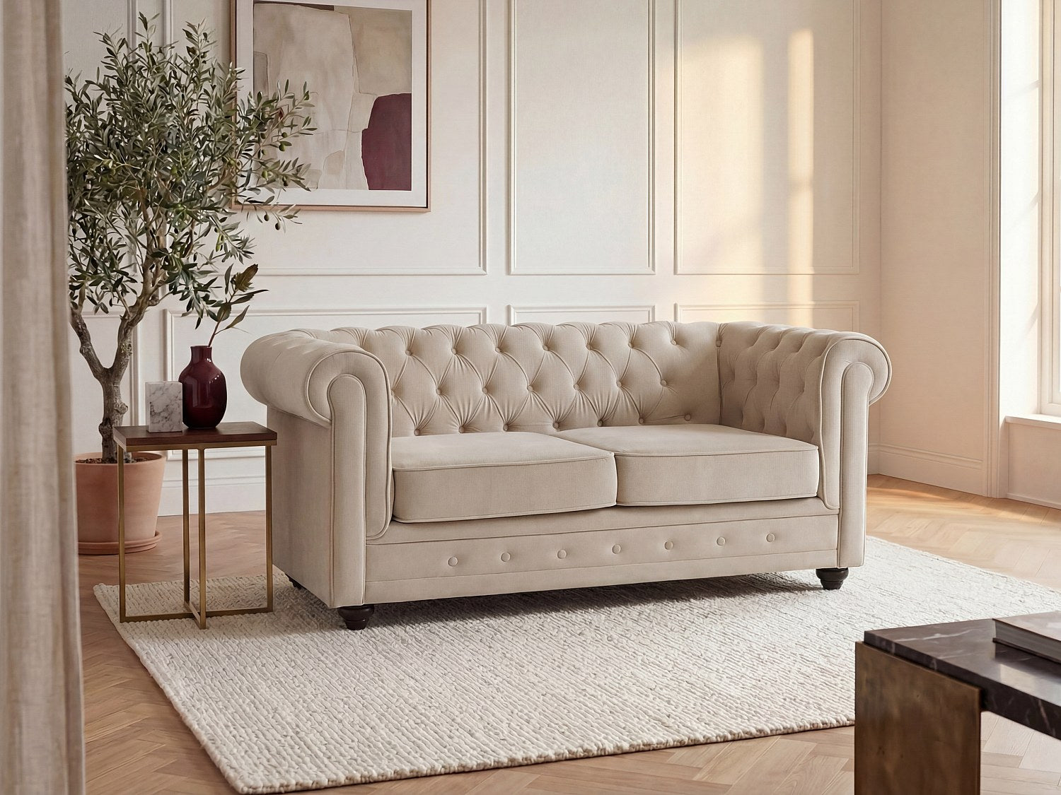 Canapé chesterfield ISLINGTON velours beige dans un salon lumineux