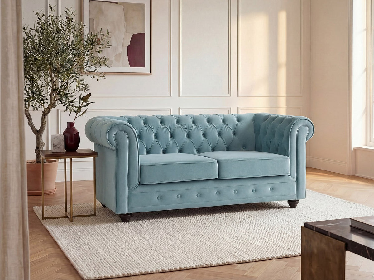 Capitonnage du canapé chesterfield ROCHESTER 2 places velours bleu ciel