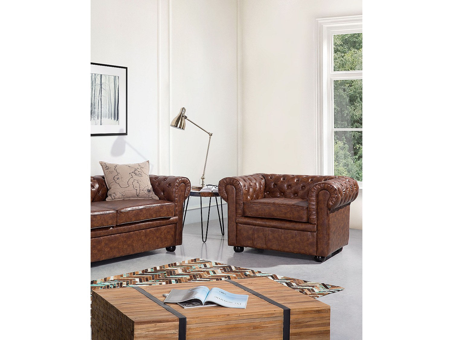 Capitonnage vintage du fauteuil chesterfield HALSTED en simili cuir marron