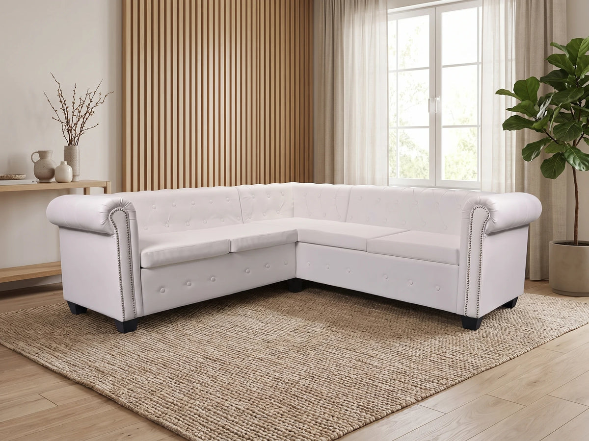 Canapé d'angle Chesterfield 3 places en simili cuir blanc BRISTOL dans un salon japandi moderne aux tons beige et bois clair