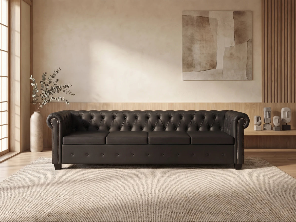Canapé d'angle Chesterfield 6 places en fourrure synthétique noir HAMPTON dans un salon japandi moderne aux tons beige et bois clair