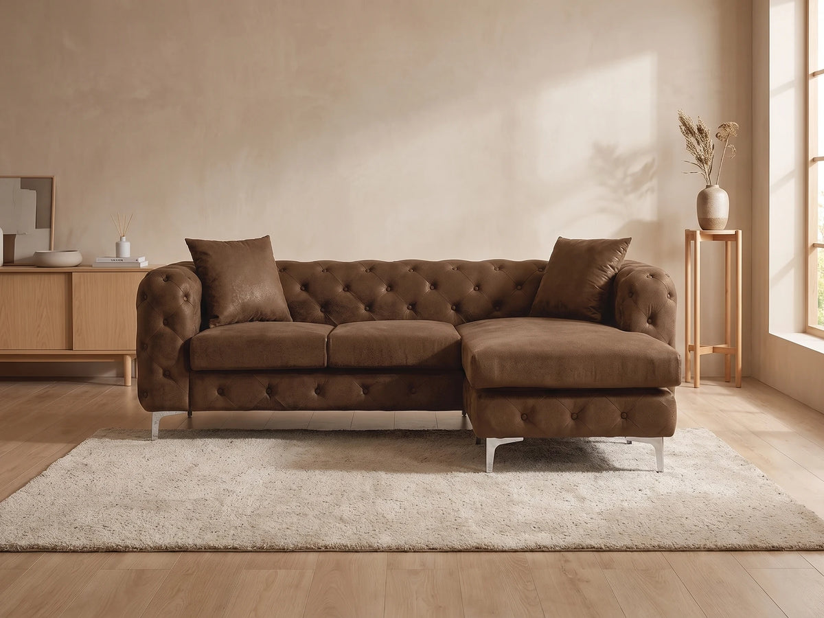 Canapé d'angle Chesterfield réversible 4 places en microfibre aspect cuir vieilli marron EDWINA dans un salon japandi moderne aux tons beige et bois clair