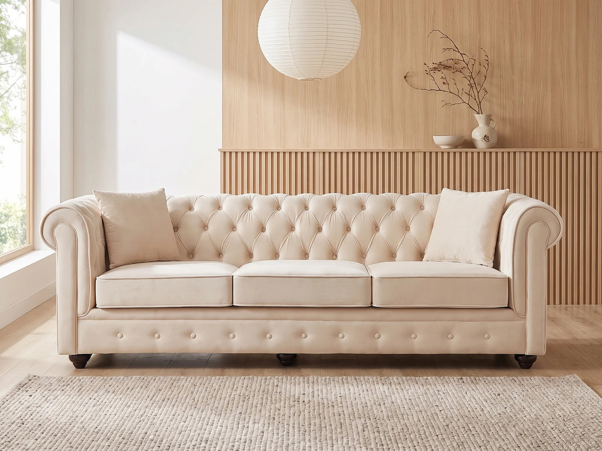 Canapé d'angle Chesterfield réversible 4 places en velours beige TOLEDO dans un salon japandi moderne aux tons beige et bois clair