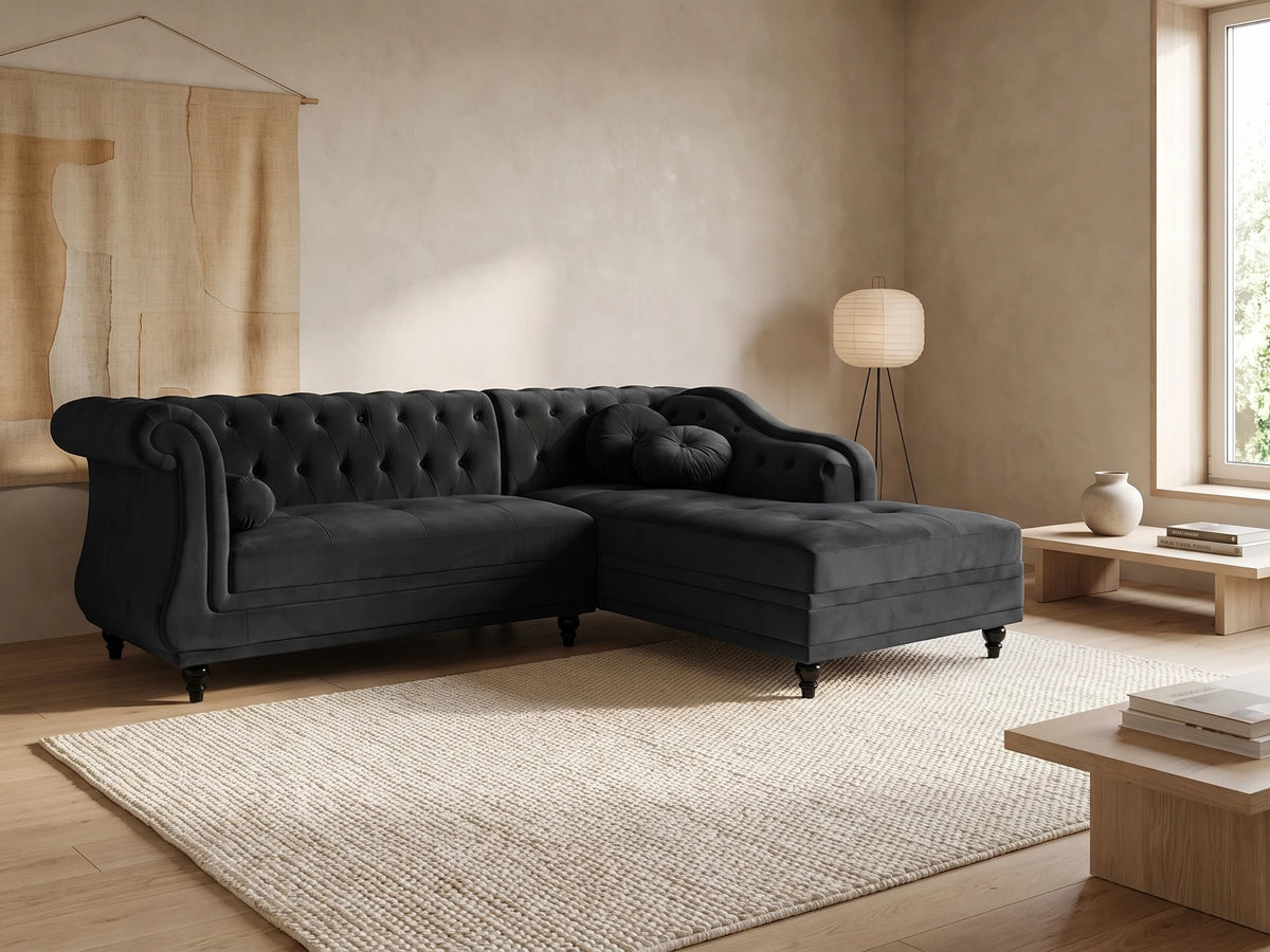 Canapé d'angle droit Chesterfield 5 places en velours noir EMPIRE dans un salon japandi moderne aux tons beige et bois clair
