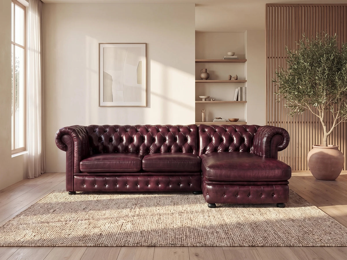 Canapé d'angle droit Chesterfield 5 places en cuir de buffle bordeaux BRENTON dans un salon japandi moderne aux tons beige et bois clair